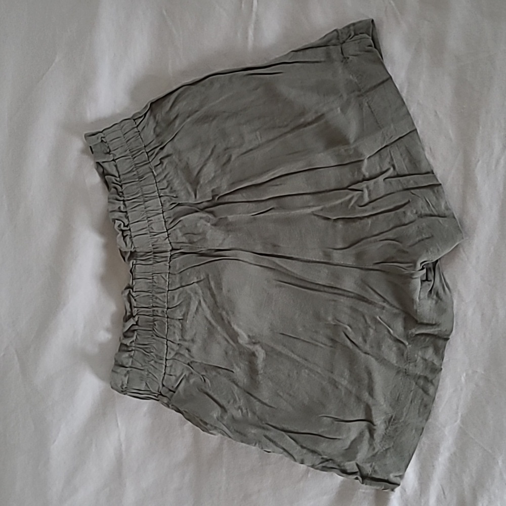🔶️5 for $30🔶️  Olive Lightweight Shorts - Picture 2 of 5